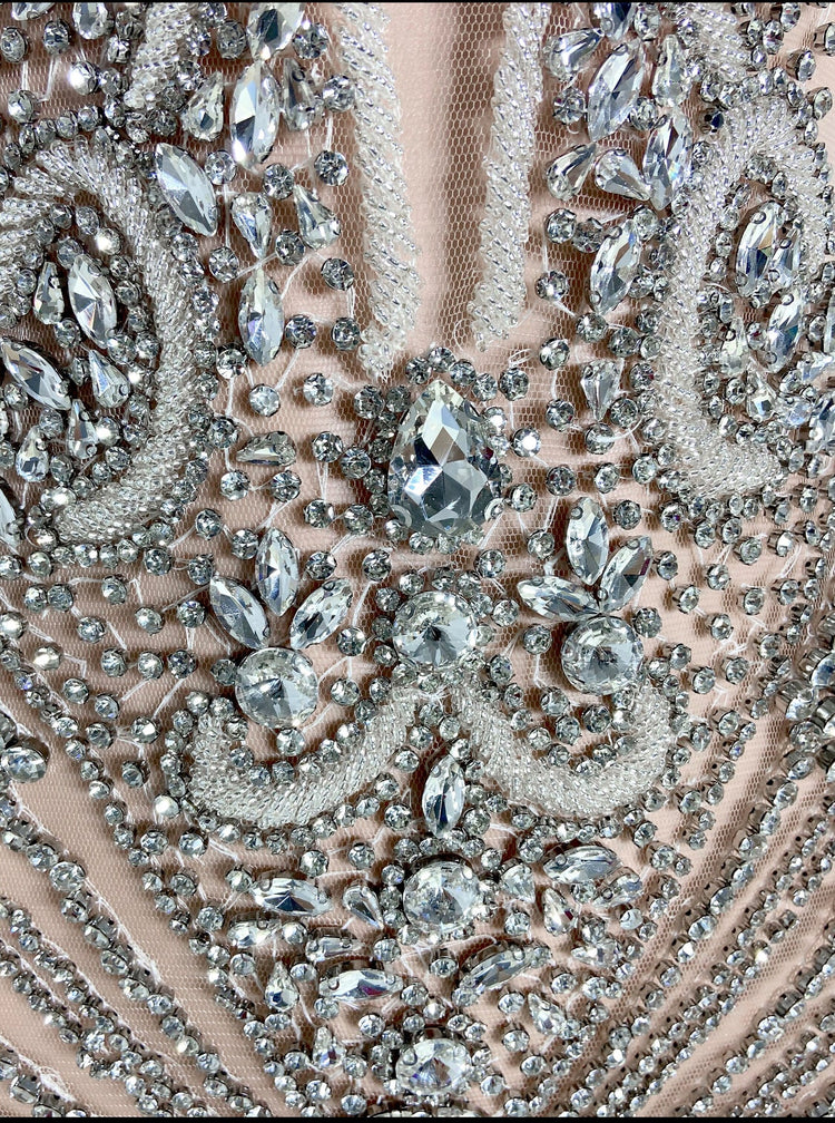  A glamorous silver sequin dress with all-over shimmering sequins and a figure-flattering silhouette, perfect for formal events and parties